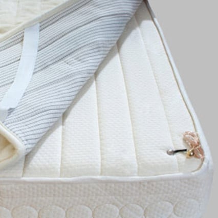 Non-woven polyester scrim